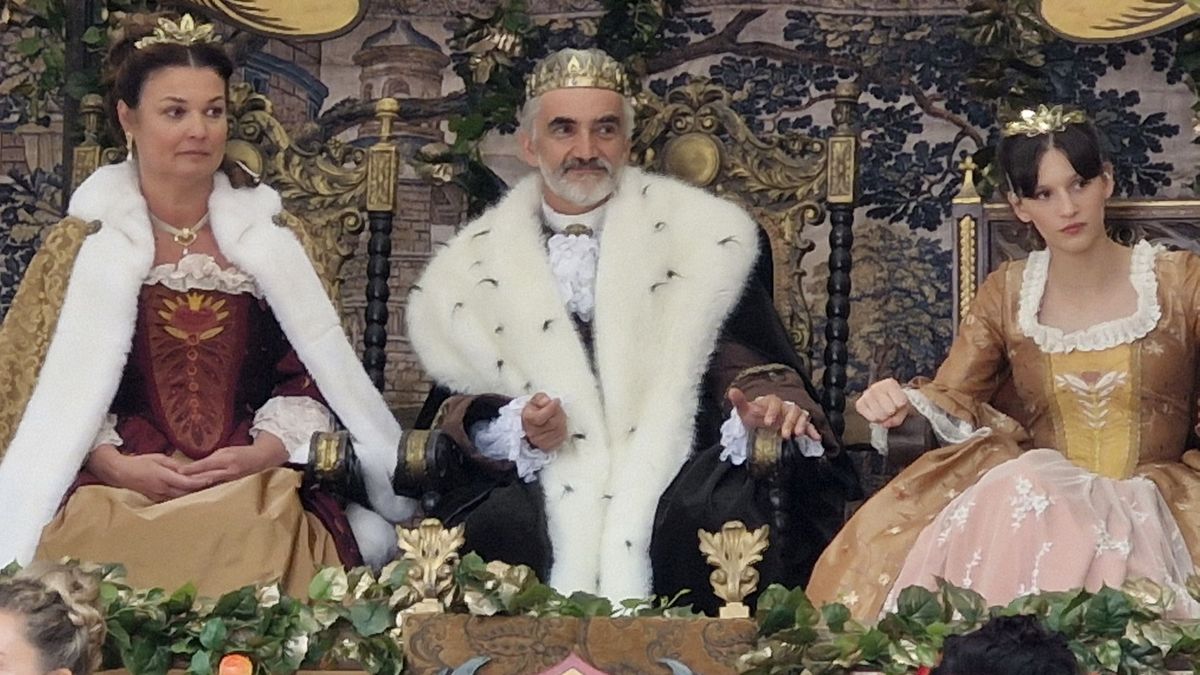 Tuny jablek z natáčení pohádky věnovali filmaři potravinové bance